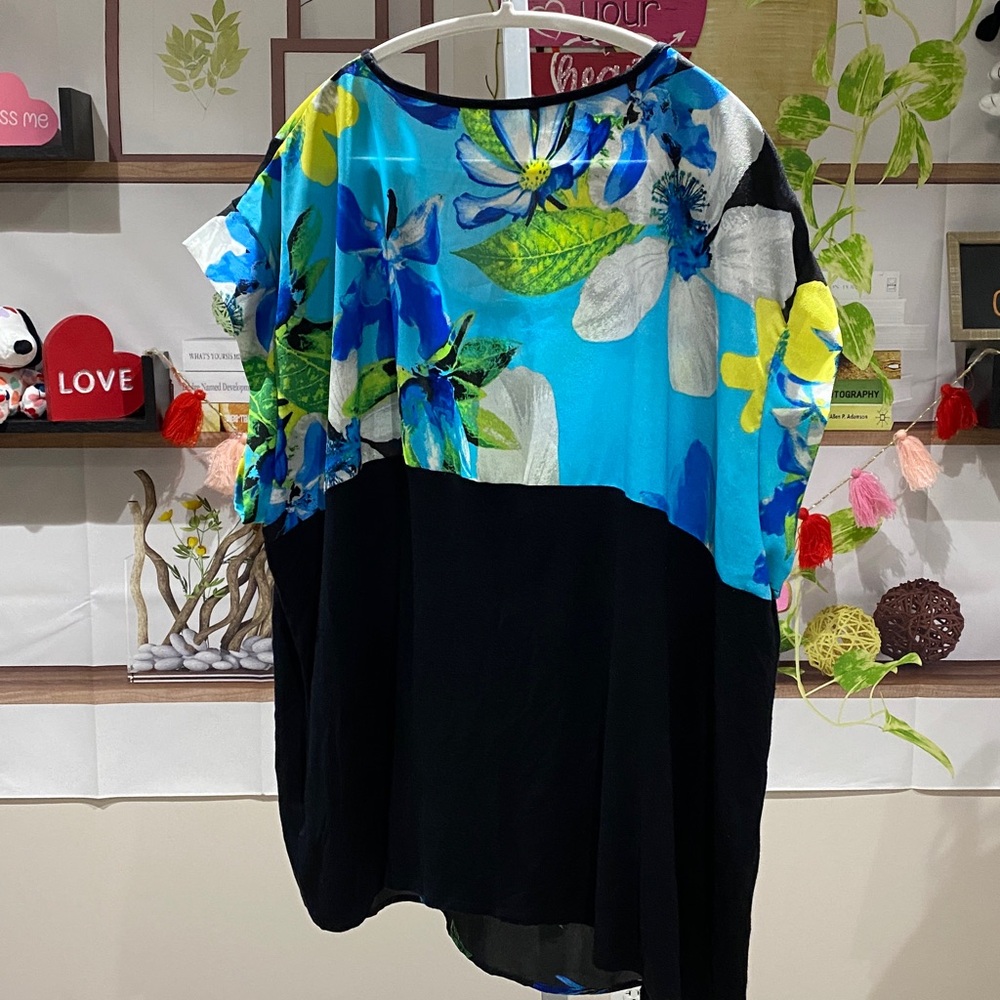 dressbarn Blue and Black Floral Blouse 3 X. Ptp is 29. - Picture 3 of 4